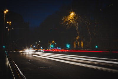 时间流逝摄影在夜间车辆通过道路
